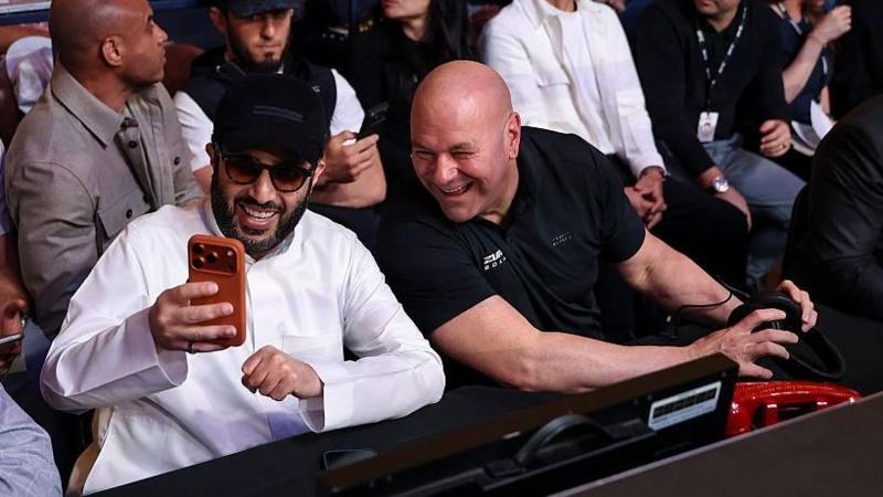 Turki Alalshikh and Dana White posing for a selfie